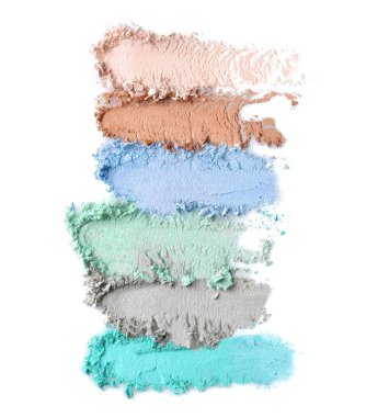 Beyaz arka plan üzerinde ezilmiş göz gölgeler. Profesyonel makyaj ürünleri