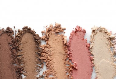 Beyaz arka plan üzerinde ezilmiş göz gölgeler. Profesyonel makyaj ürünleri