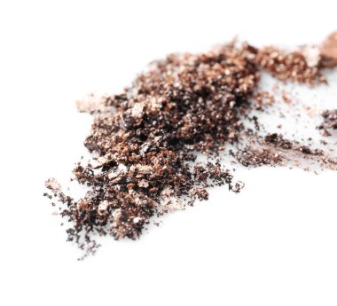 Beyaz arka plan üzerinde ezilmiş göz farı. Profesyonel makyaj ürünleri