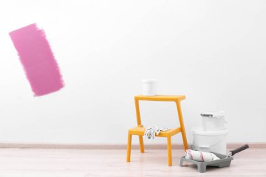 Dekoratör araçları ile ayarla ve renk duvarının yakınında kat boya