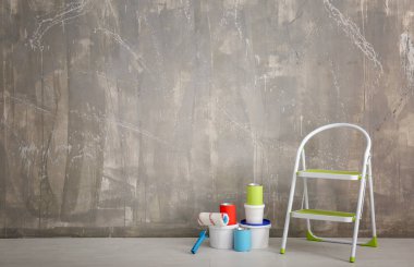 Dekoratör aracıyla ayarlanan ve renk duvarının yakınında kat boya