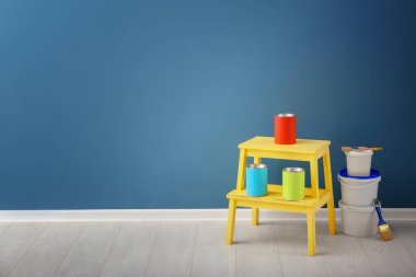 Dekoratör araçları ile ayarla ve renk duvarının yakınında kat boya