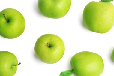 Beyaz arka planda, üstten görünüm taze yeşil elma