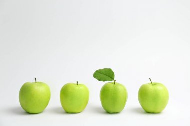 Beyaz arkaplanda taze yeşil elmalar