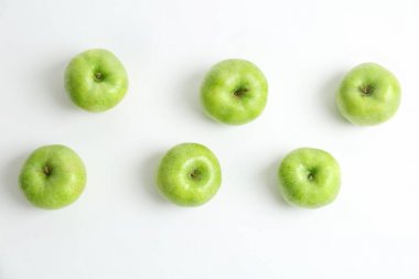 Beyaz arka planda, üstten görünüm taze yeşil elma