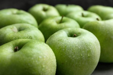 Taze yeşil elma ile su damla, portre