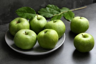 Tablo taze yeşil elma ile plaka