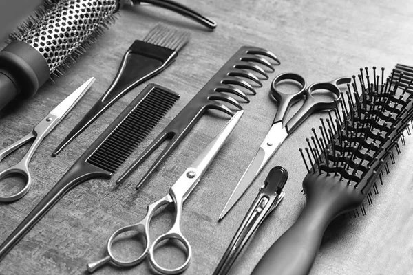 Професійний перукар набір на сірий стіл — стокове фото