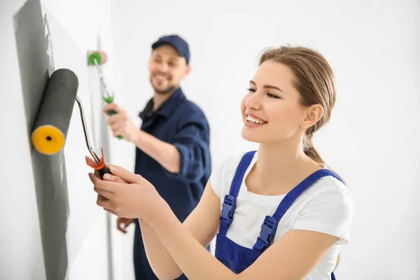 Jovens decoradores parede de pintura no quarto — Fotografia de Stock