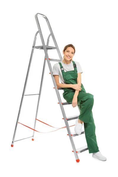 Jonge vrouwelijke decorateur met ladder op witte achtergrond — Stockfoto