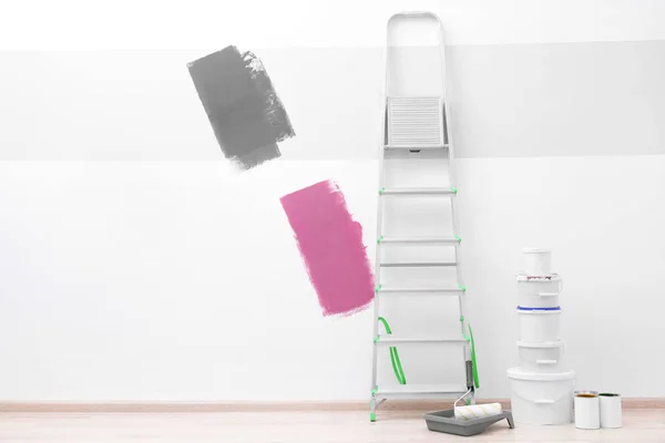 Conjunto com ferramentas de decorador e pintura no chão perto da parede de cor — Fotografia de Stock