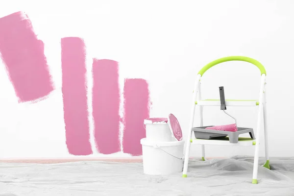 Set met decorateur tools en schilderen op verdieping nabij kleur muur — Stockfoto