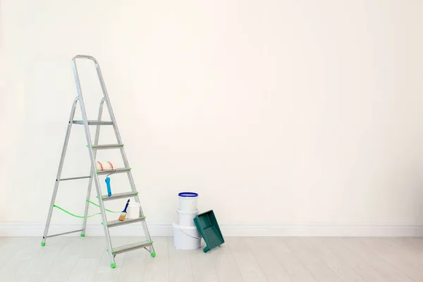 Set met decorateur tools en schilderen op verdieping nabij kleur muur — Stockfoto