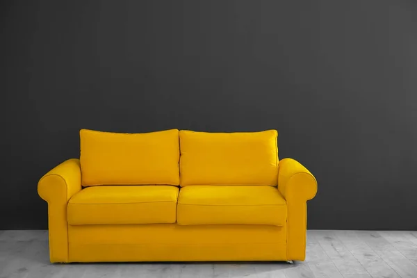 Elegan interior kamar dengan sofa yang nyaman — Stok Foto