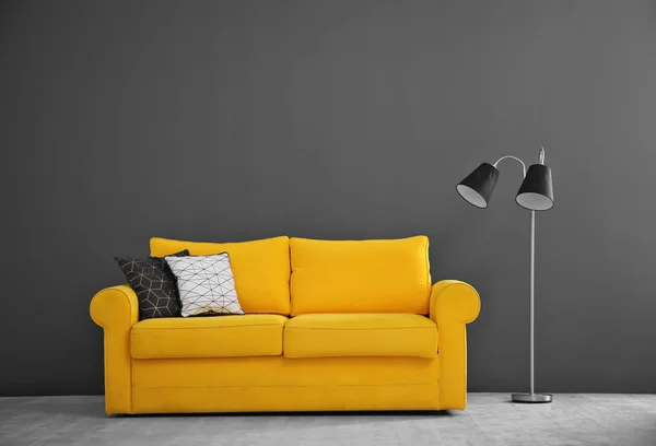 Elegantes Interieur mit bequemem Sofa — Stockfoto