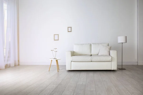 Elegante habitación interior con cómodo sofá — Foto de Stock