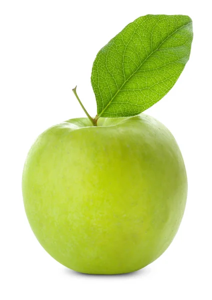 Свіже зелене яблуко з листям на білому тлі — стокове фото
