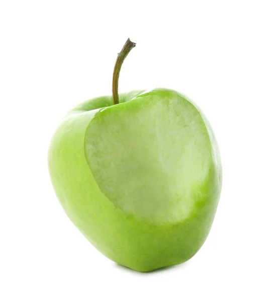 Свіже зелене яблуко з позначкою укусу ізольоване на білому — стокове фото