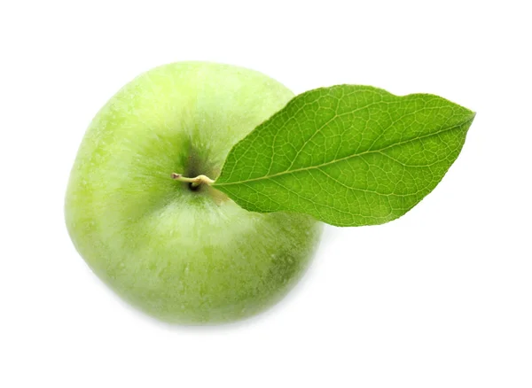 Свежий зеленый яблоко с листом на белом фоне — стоковое фото