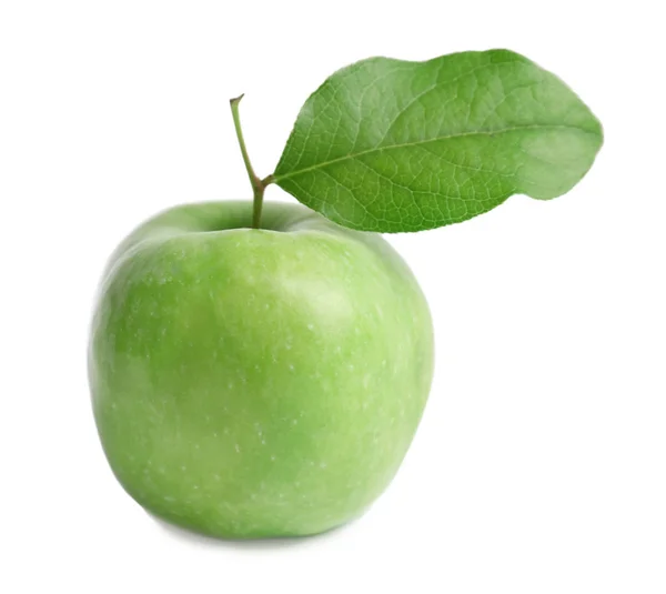 Φρέσκο πράσινο μήλο με φύλλο σε λευκό φόντο — Φωτογραφία Αρχείου
