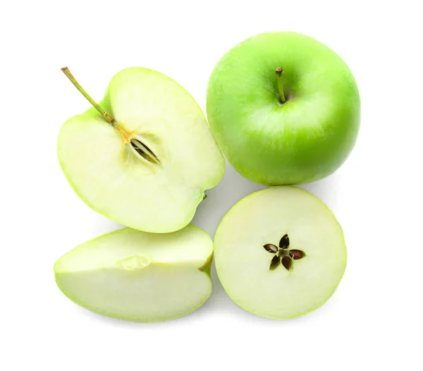 Świeże zielone jabłka na białym tle — Zdjęcie stockowe