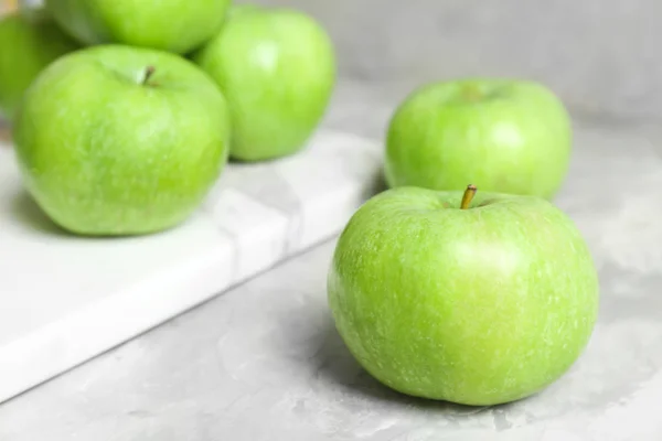 식탁 위에 놓인 싱싱 한 초록색 사과 — 스톡 사진