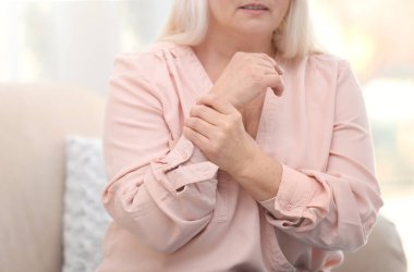 Olgun kadın evde el acıdan acı