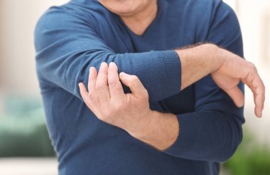 Olgun adam evde dirsek ağrısı acı