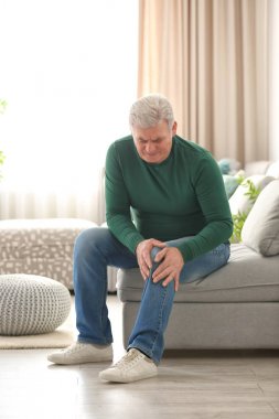 Olgun adam evde diz ağrısı acı