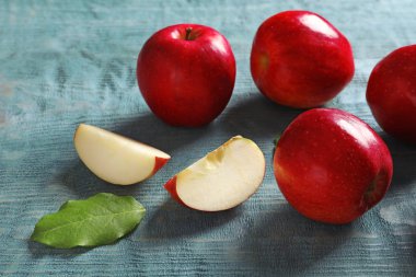 Tahta arka planda olgun kırmızı elmalar