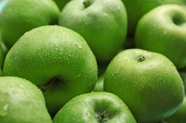 Taze yeşil elma suyu, closeup damla ile