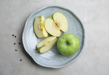 Taze yeşil elma gri tablo ile plaka