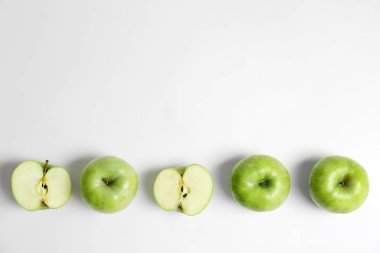 Taze yeşil elma, düz beyaz arka plan üzerinde yatıyordu