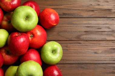 Tahta zeminde taze kırmızı elmalar