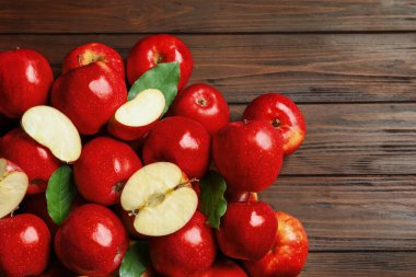 Tahta zeminde taze kırmızı elmalar
