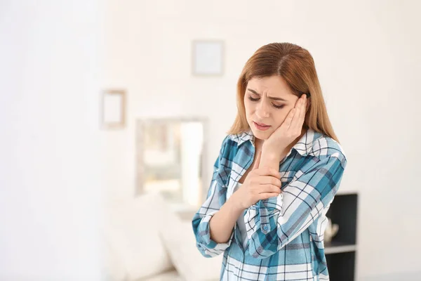 Young woman suffering from toothache   at home — Stock Photo, Image