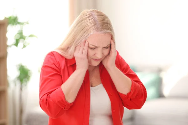 Evde baş ağrısı çeken olgun bir kadın. — Stok fotoğraf