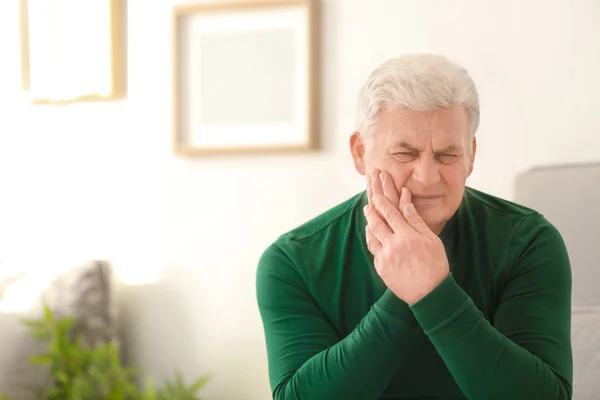 Uomo maturo che soffre di mal di denti a casa — Foto Stock