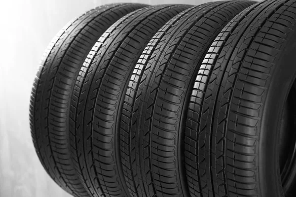 Neumáticos de coche sobre fondo gris — Foto de Stock