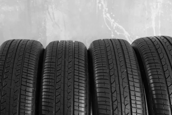 Neumáticos de coche sobre fondo gris —  Fotos de Stock