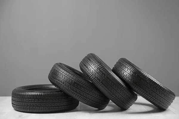 Car tires near gray wall — Stock Photo, Image