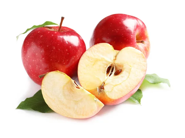 Manzanas rojas maduras con rodajas sobre fondo blanco — Foto de Stock