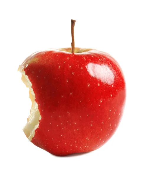 Manzana roja madura con marca de mordedura sobre fondo blanco — Foto de Stock