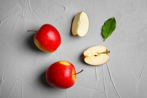 Reife rote Äpfel auf grauem Hintergrund — Stockfoto