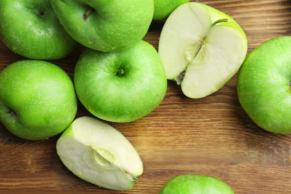 Pommes vertes fraîches sur fond en bois — Photo