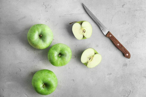 Frische grüne Äpfel und Messer auf dem Tisch — Stockfoto