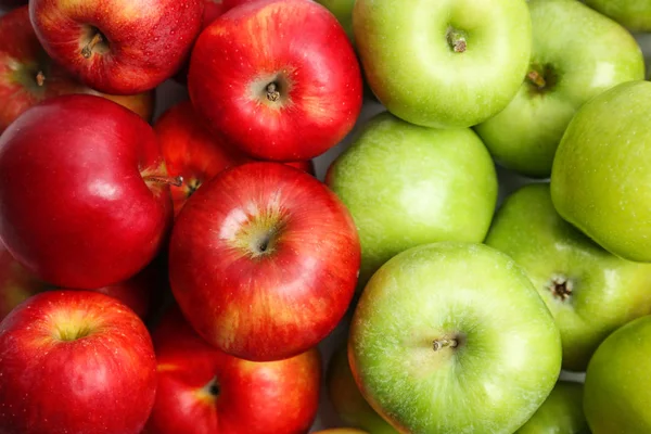 Manzanas verdes y rojas frescas como fondo — Foto de Stock
