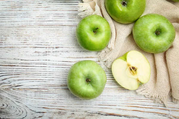 Pommes vertes fraîches sur fond en bois — Photo