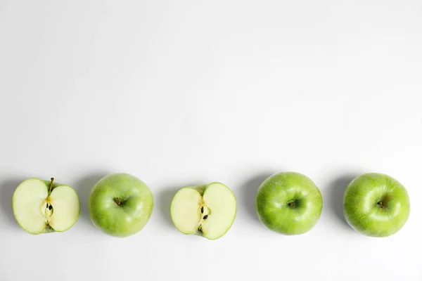 Manzanas verdes frescas sobre fondo blanco, planas —  Fotos de Stock