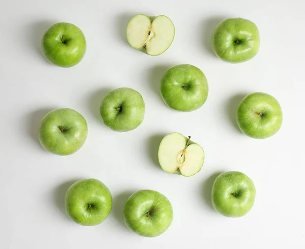 Frische grüne Äpfel auf weißem Hintergrund, flach gelegt — Stockfoto